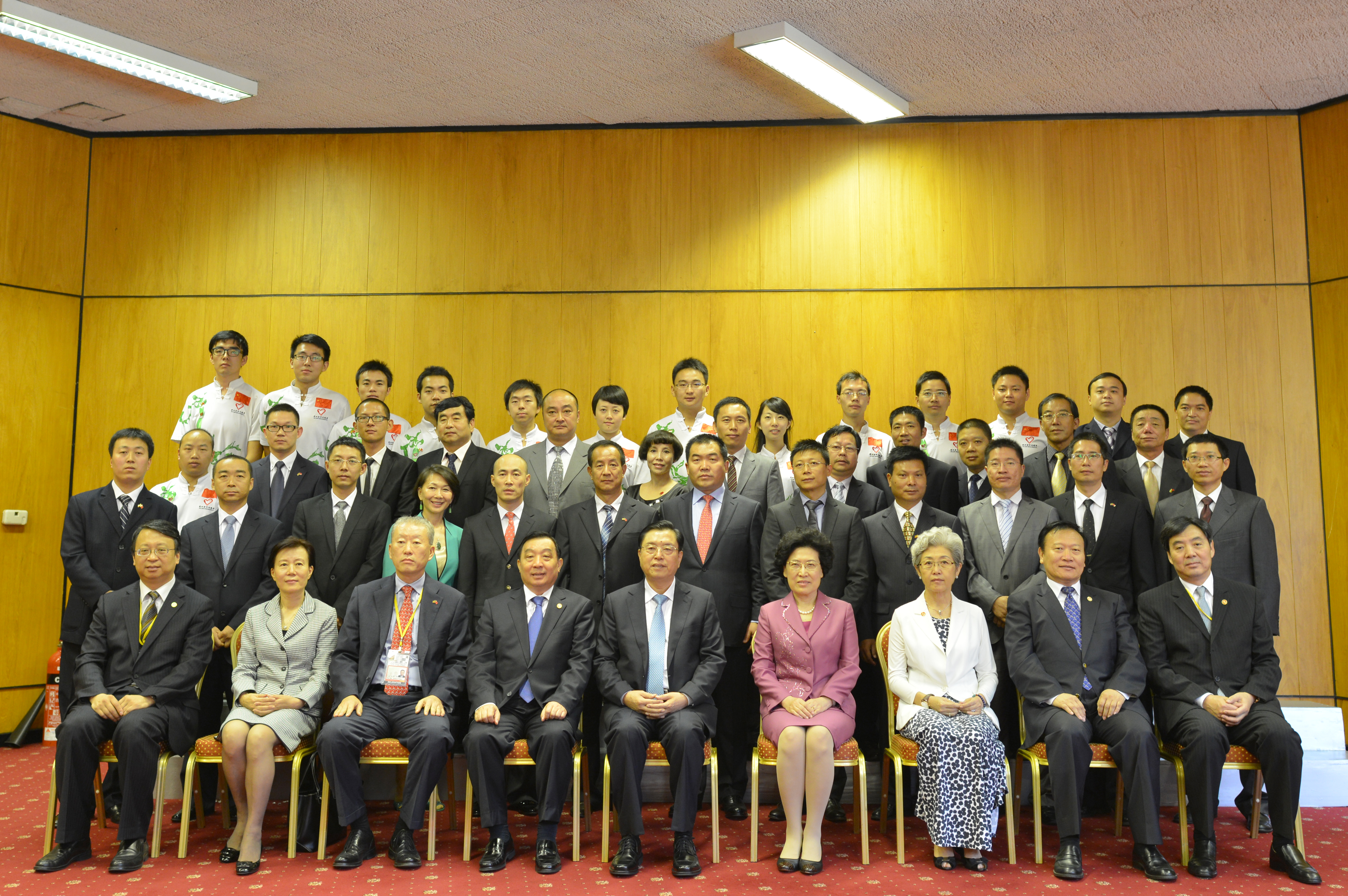2013年人大委员长张德江访问乌干达期间接见董事长及其他华侨华人代表