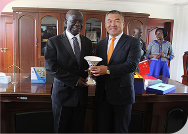 2016年8月23日乌干达副总统塞坎迪一行参观天唐工业园