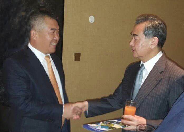 2016年8月中华人民共和国外交部长王毅与工业园董事长张志刚洽谈