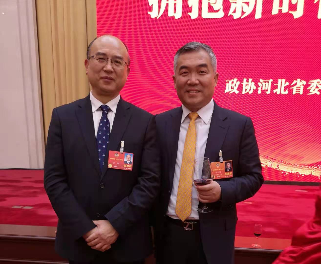 2019年时任河北省省长许勤与董事长在河北省政协会议上合影