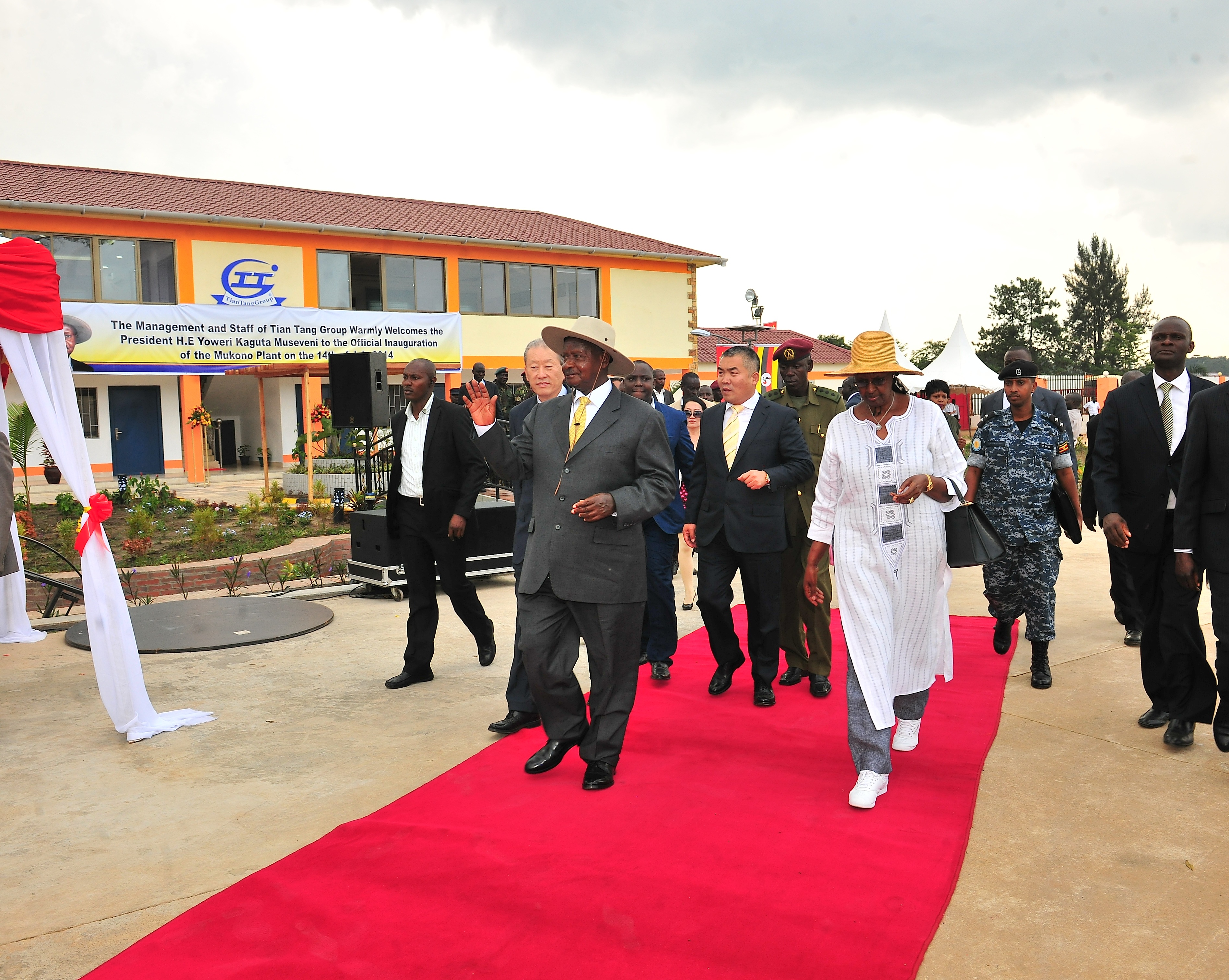 2014年7月14日，乌干达总统和第一夫人率领工贸部部长、青年部部长、外交部国务部长、投资部国务部长等30余人参观考察天唐集团MUKONO工业区