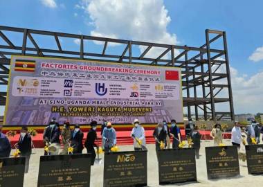 2023年8 月 24 日，乌干达总统穆塞韦尼到访中乌姆巴莱工业园，为园区 16 家企业、园区办公楼和接待中心分别剪彩揭牌，并为新开工建设的 9 家工厂举行集中奠基仪式