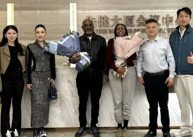 北京时间2024年12月15日，乌干达驻联合国大使阿多尼亚阁下携夫人贝亚吉拉女士到访天唐集团深圳总部，天唐集团益三达公司总经理王恩强先生带领集团高层领导团队陪同接待。