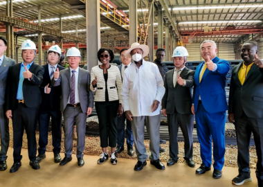 乌干达当地时间2025年8月29日，乌干达总统穆塞韦尼阁下莅临中乌姆巴莱工业园，为园区联合钢铁乌干达投资有限公司、鑫隆纺织服装科技有限公司、美好纺织乌干达有限公司、林木纸业乌干达有限公司四家企业揭牌并为长江实业等九家企业集中奠基